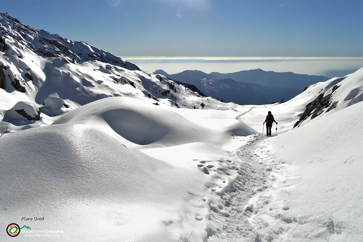 51 La neve splende al sole con vista fin verso il Canto Alto..JPG